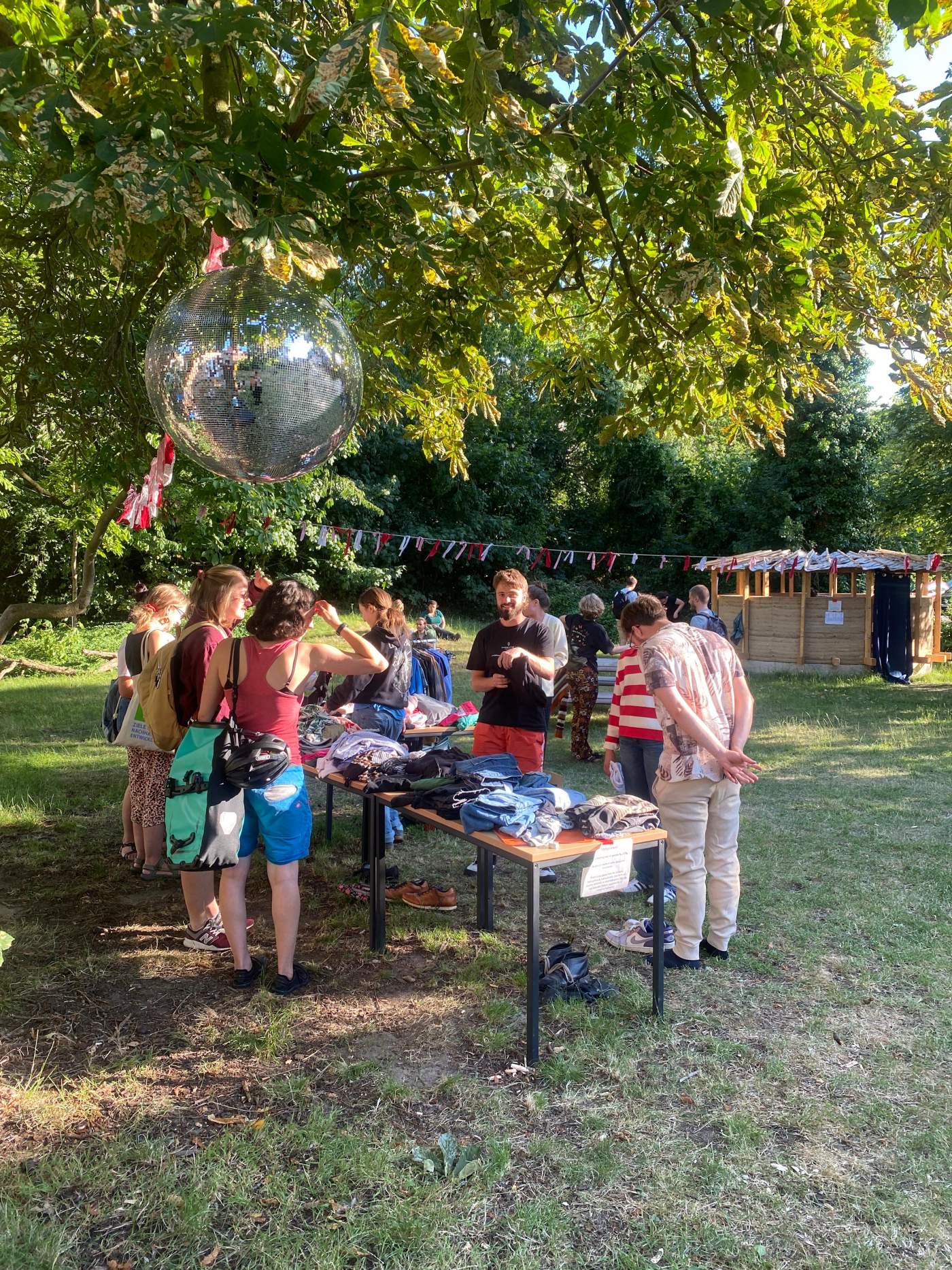 Kleidertausch am Tisch
