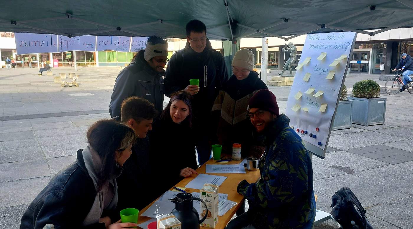 Diskussionsrunde auf dem Campus 