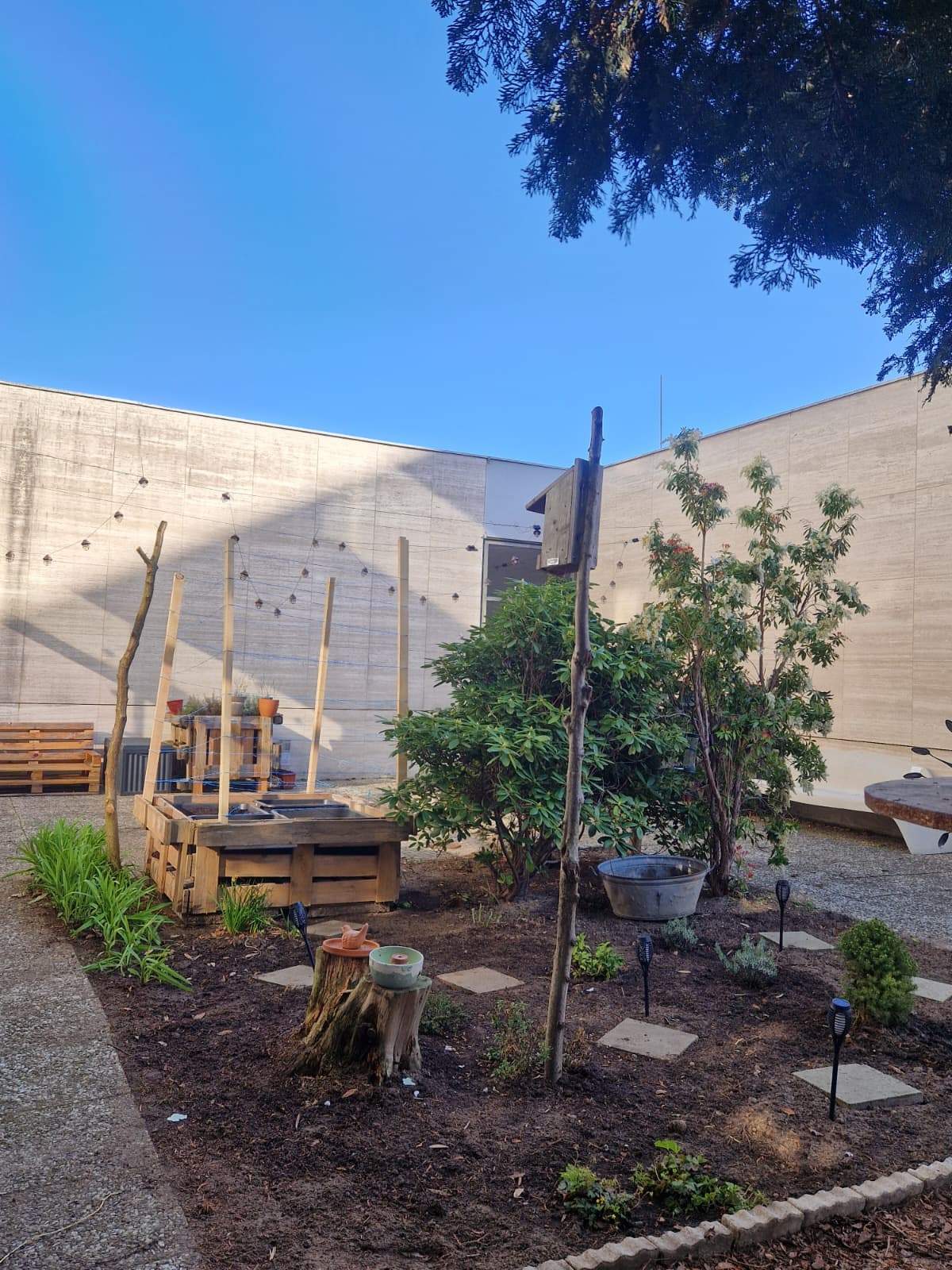 Aufbereitetes Beet und neues Hochbeet